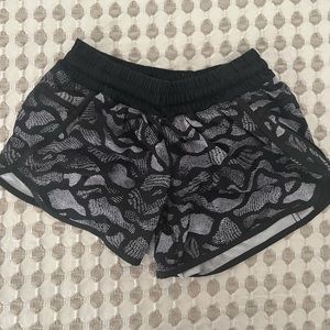 Lululemon tracker 4” short with liner